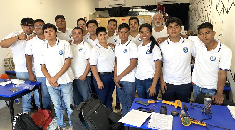 Estudiantes de T.S.U. en Mantenimiento Realizan Práctica de Enseñanza